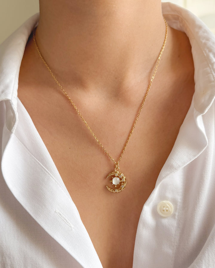 Collier lune porté avec une chemise blanche pour un style raffiné