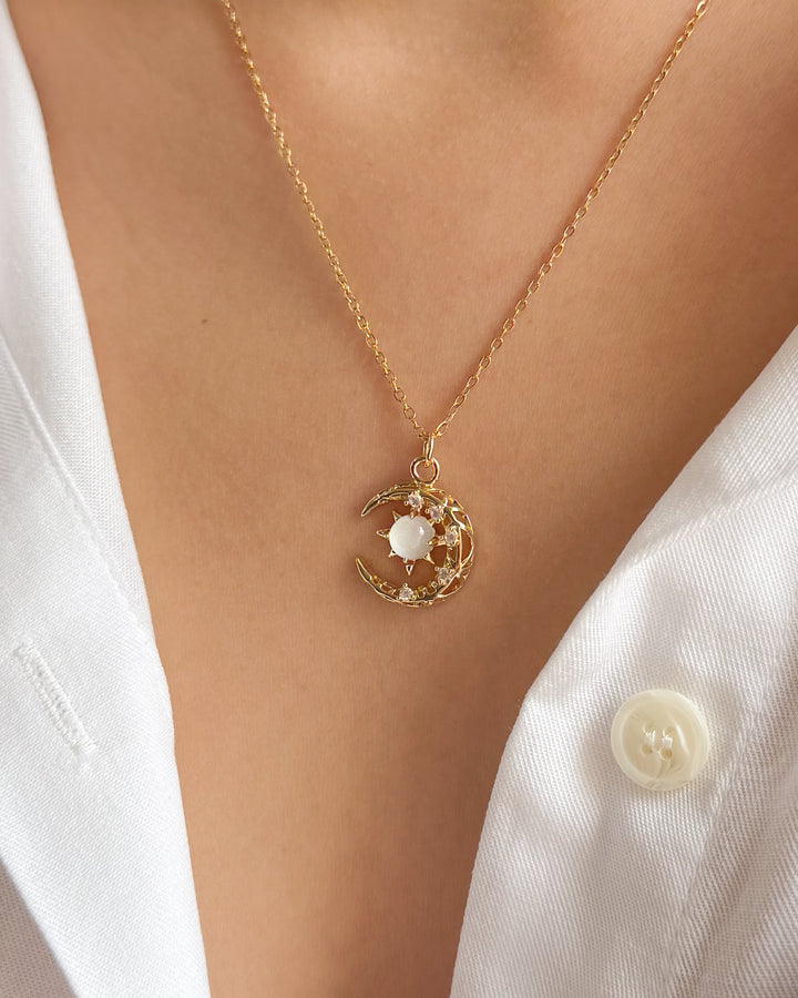 Collier lune sur un cou de femme