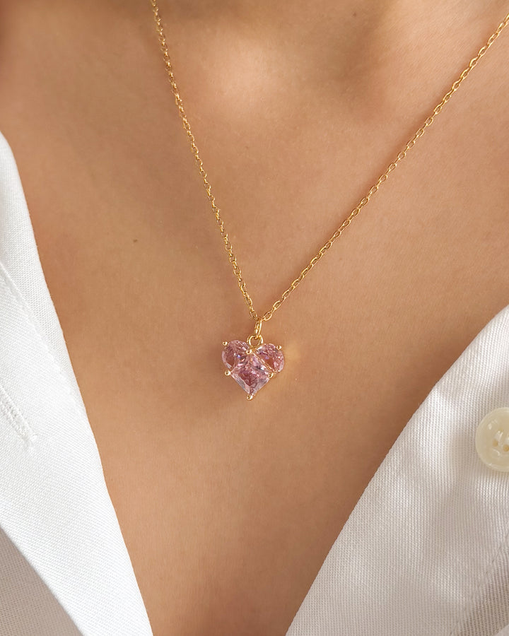 Collier cœur accompagné d'une chemise élégante pour un look romantique
