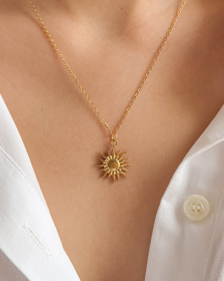 Collier soleil sur un cou de femme