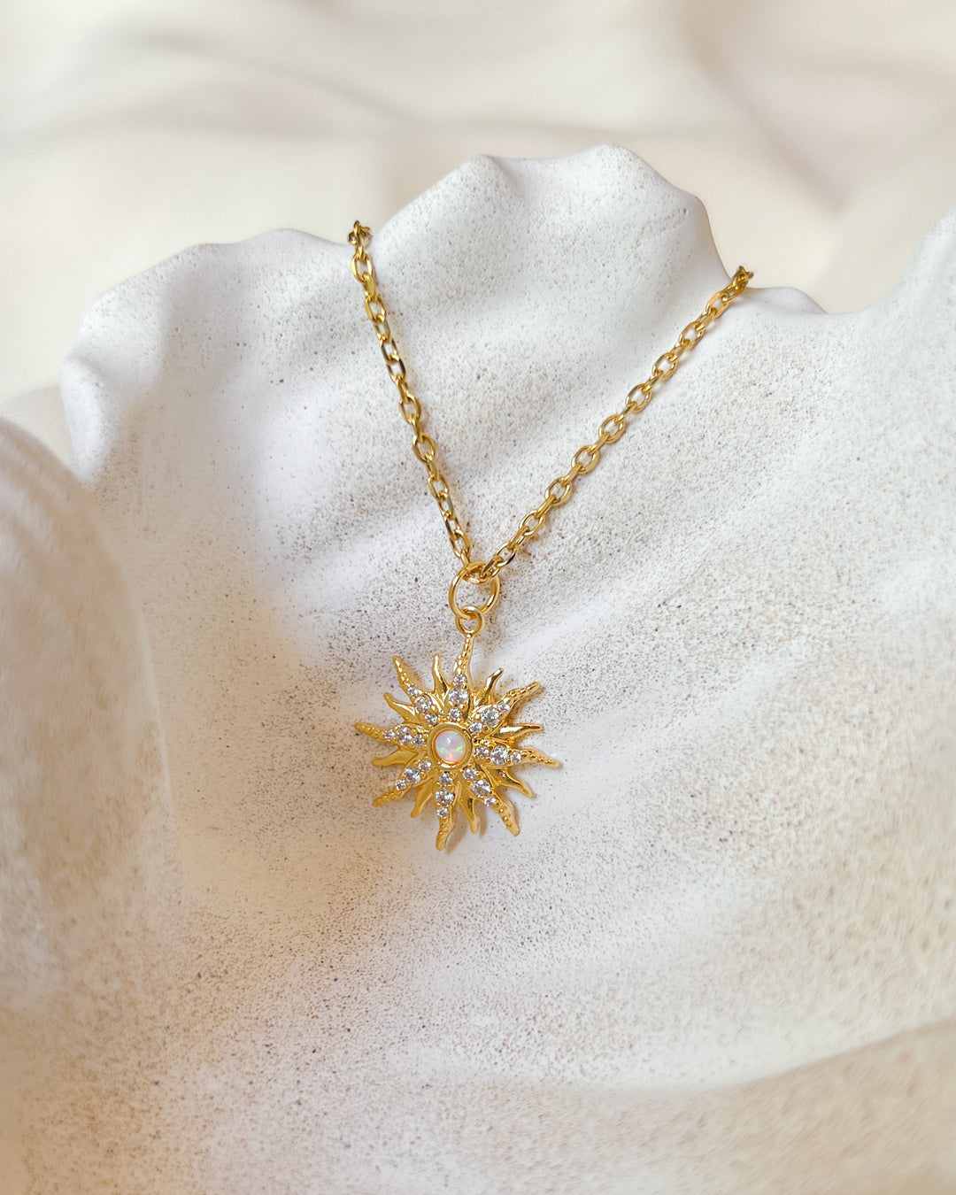 Collier sun opal sur une assiette en forme de coquillage