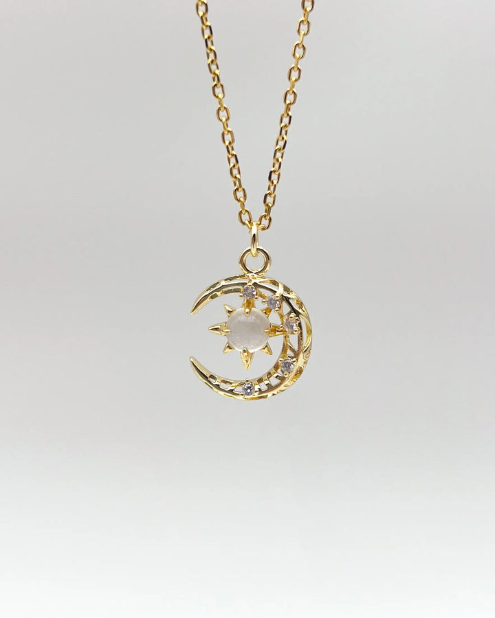 Collier lune sur fond neutre