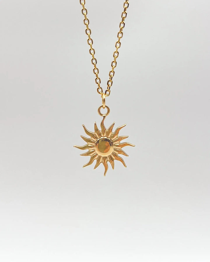 Collier soleil sur fond neutre
