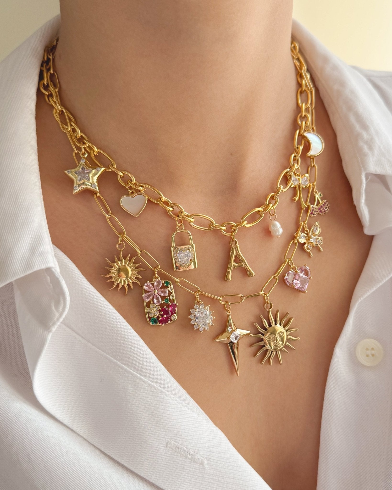 Deux colliers charms portés pour un look personnalisé.