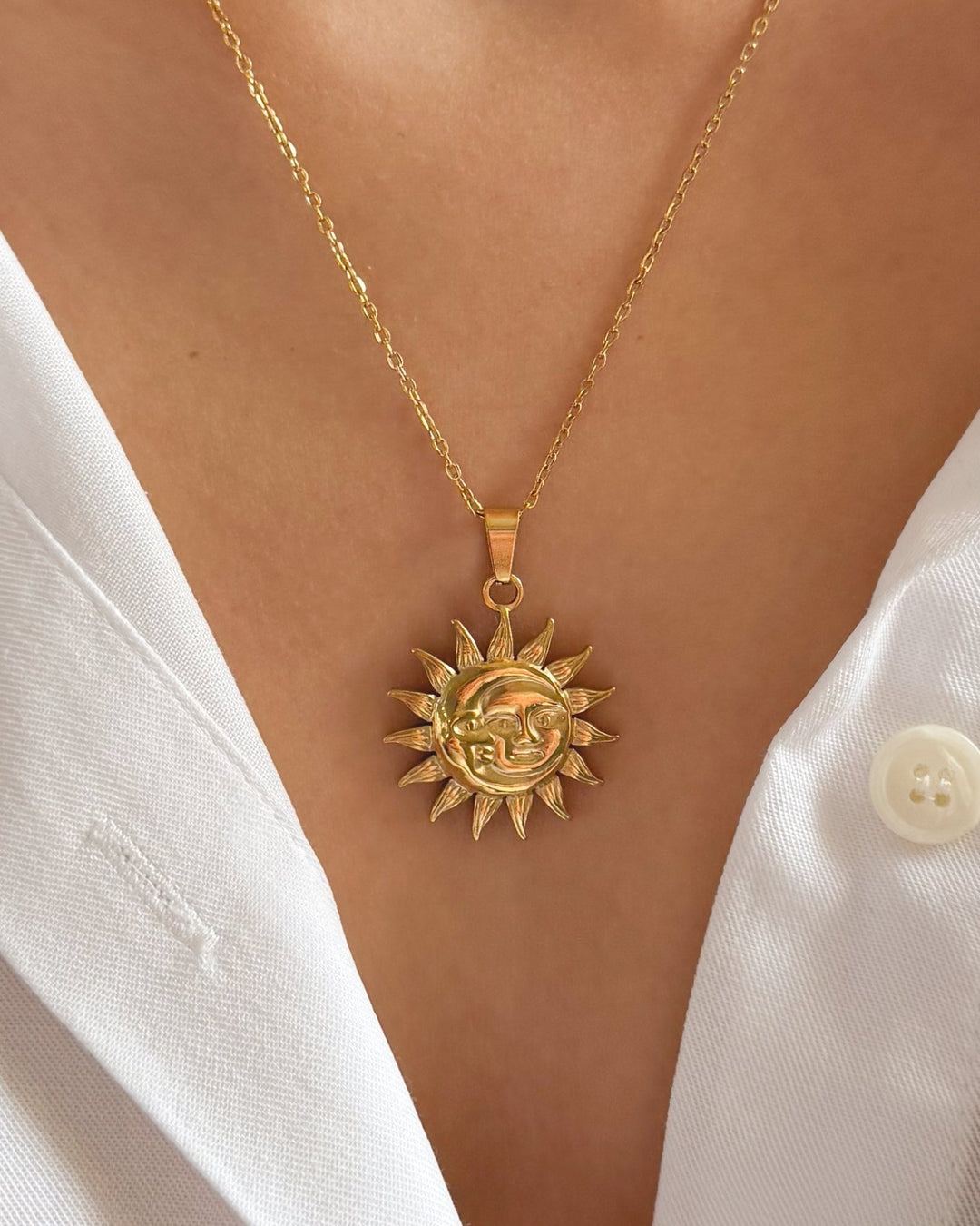 Collier solaire porté pour un style éclatant et raffiné.