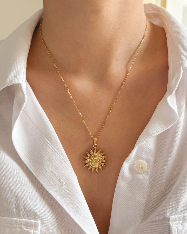 Collier solaire porté avec une tenue lumineuse.