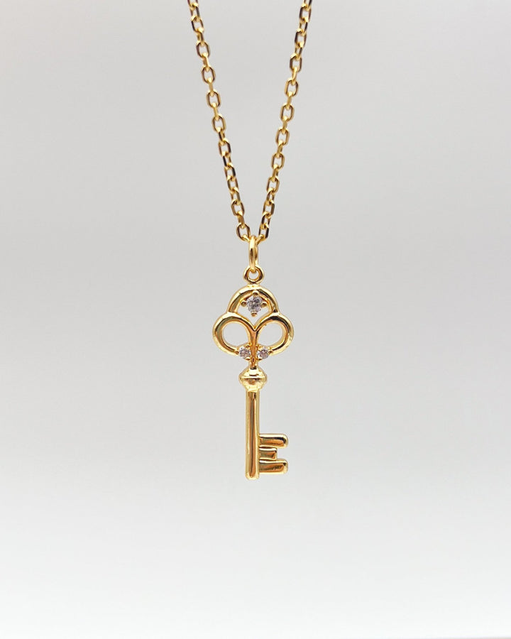 Collier Key sur fond neutre.